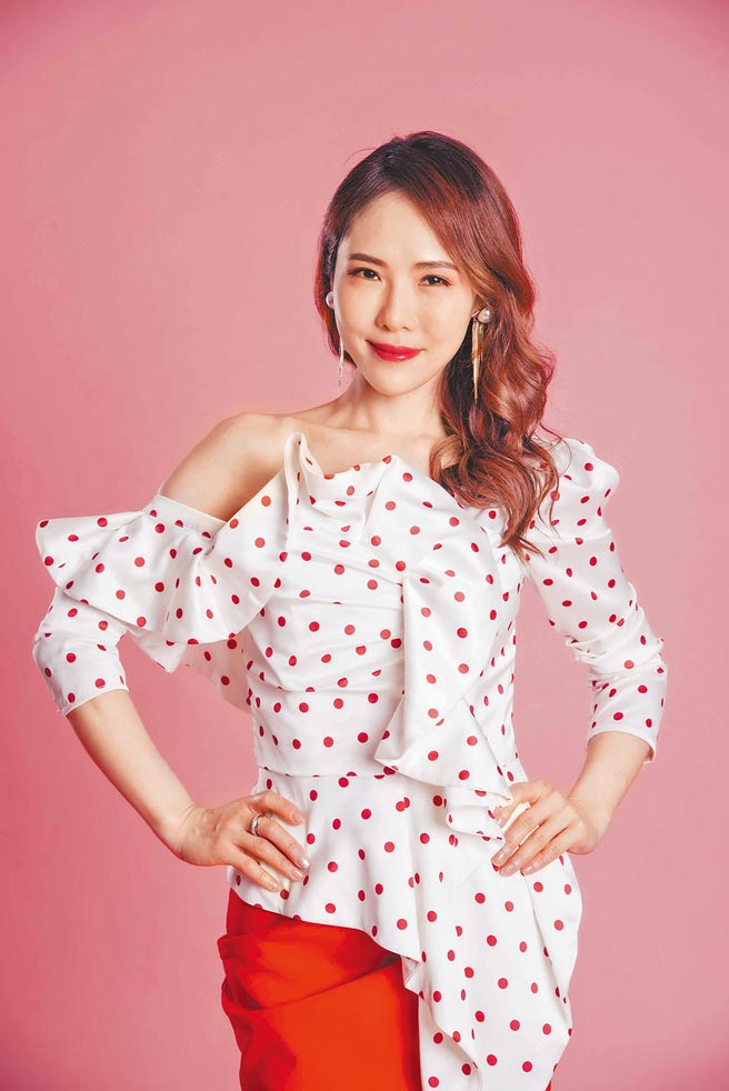 吴申梅接下多支业配，自亏想哏想到「头皮发麻」。（音圆唱片提供）