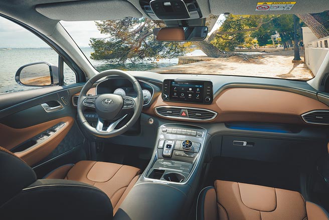 HYUNDAI The New SANTA FE採取T-shaped控台设计及高质感深棕双色内装。（南阳实业提供）