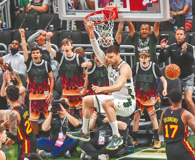 看到布鲁克罗培兹灌篮得分，场边球迷情绪激昂。（路透）