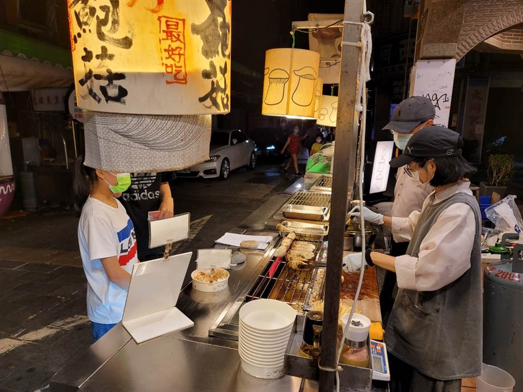 大南路人氣杏鮑菇不見往日排隊人潮，老闆苦嘆，現在生意平日和假日根本沒差了。（照片/游定剛 拍攝）