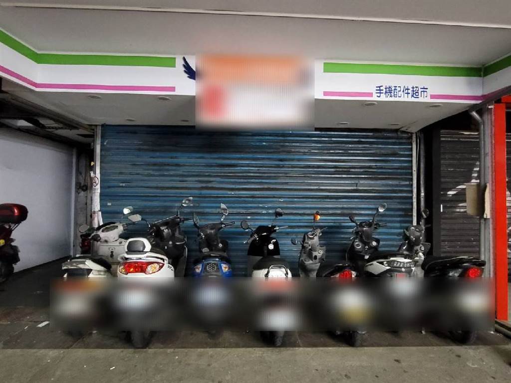 士林夜市不少新的招租店家，門口卻被機車停滿。（照片/游定剛 拍攝）