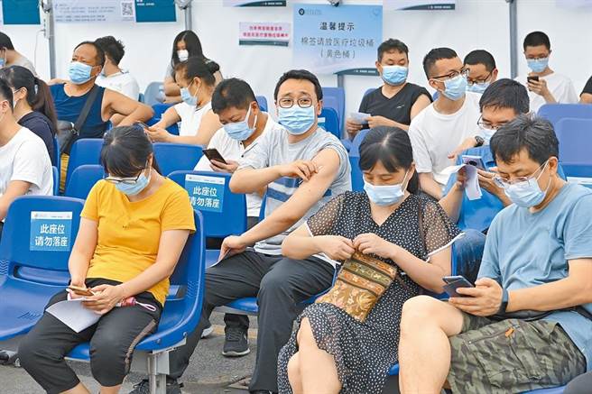 大陆31省份昨天新增确诊输入病例14例，广东省已连续11天无新增本土病例。图为广东省第二人民医院，市民接种疫苗后在留观区等待。（中新社）