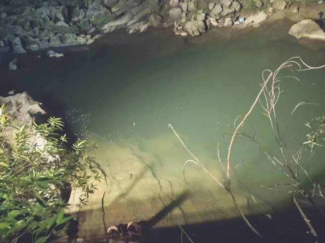 新北市猴硐火车站附近基隆河畔3日深夜传出男子溺毙意外。（叶书宏翻摄） 