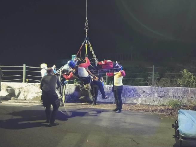 警消将男子吊挂出来送医。（叶书宏翻摄）