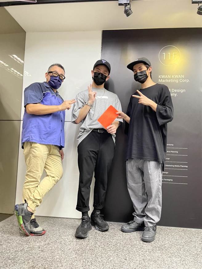 B.T.O.D團員現在幾乎零收入，老闆陳功儒和昔日男團「Energy」團長葉乃文（牛奶）特地慰勞團員，發近六位數紅包給五位團員均分，為男團打氣。(中時提供)