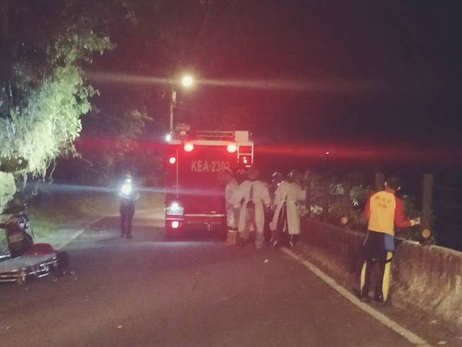 警消穿着防护衣进行救援。（叶书宏翻摄）