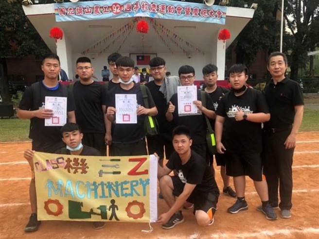 楊淋貴（右一）認為，旗山農工學生靠的並非天分，而是「勤能補拙」。（教育部提供／林志成台北傳真）