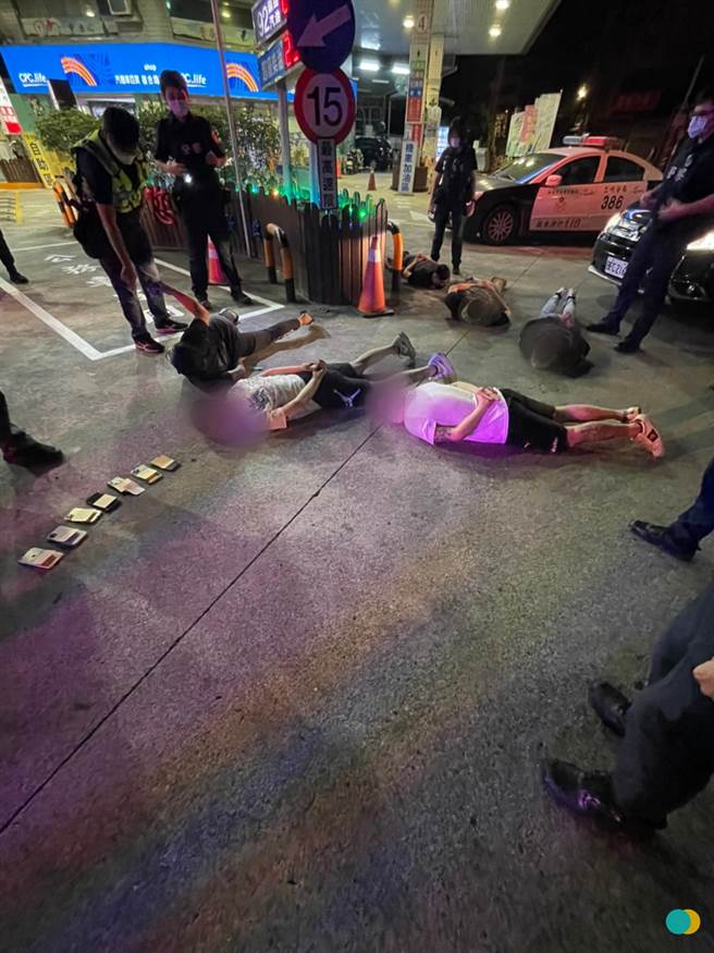 2日凌晨新北三峽26人街頭鬥毆，遭警壓制逮捕。（許哲瑗翻攝） 