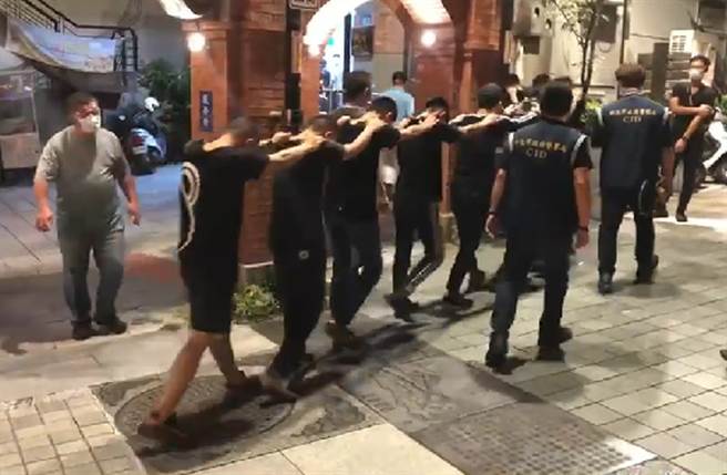 眾人被帶回警局。（許哲瑗翻攝）