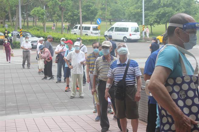 ▲武漢國中站4日上午出現排隊人潮，接種站指出約上午8時因過卡系統有塞車情形，才導致排隊人潮，並表示過卡問題已有改善，接種效率也逐步回升。（蕭靈璽攝）