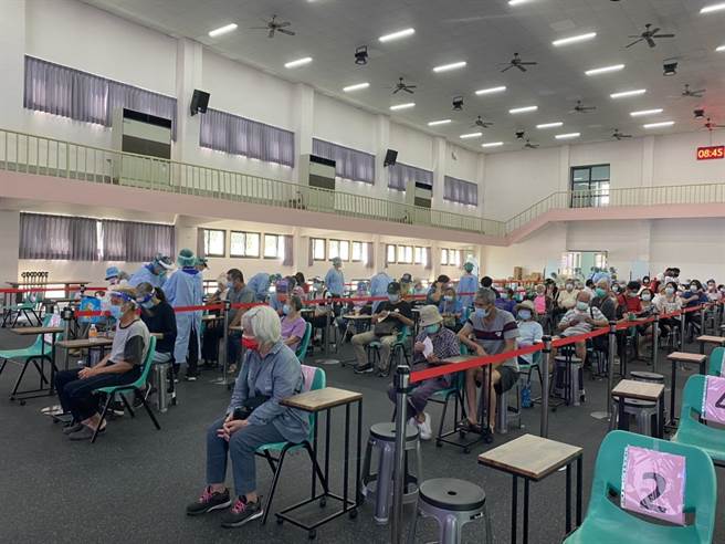 吉安乡吉安国小今早的接种状况，现场仍有空位，且长者皆井然有序地坐在位子上等候接种。（罗亦晽摄）