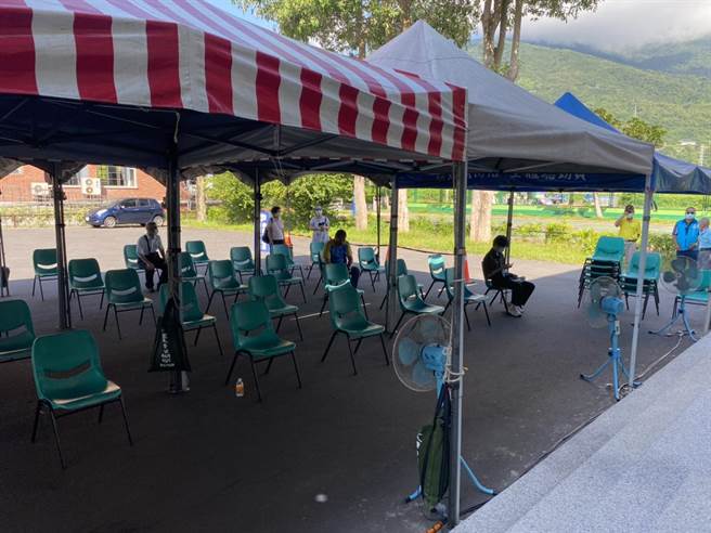 吉安乡吉安国小接种站门口，仅剩等候长者接种的家人。（罗亦晽摄）