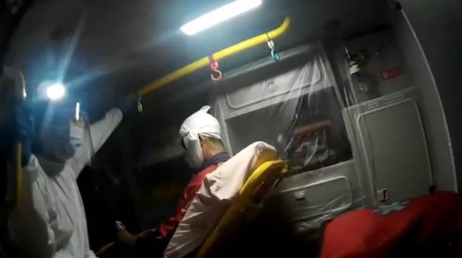 邱男（右）因跌倒摔傷頭部，導致撕裂傷送醫。（台中市警五分局提供／張妍溱台中傳真）