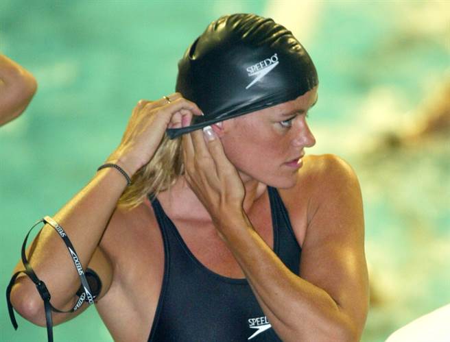 對於白人和亞洲人游泳選手來說，把頭髮塞進泳帽並不困難。（美聯社資料照）