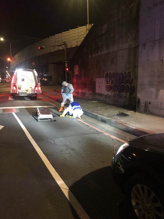 44岁张姓女子为居家检疫对象，2日晚间10时许违反相关规定外出，却不慎在新北市中和区景平路、桥和路口跌倒受伤，警消获报前往救援。（翻摄）