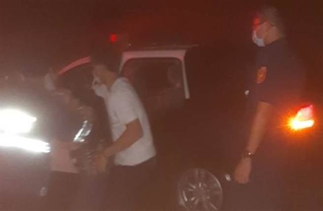 南投縣仁愛鄉一名民眾意外受傷血流不止，平靜派出所即刻協助救援。（南投縣警局提供／盧金足南投傳真）