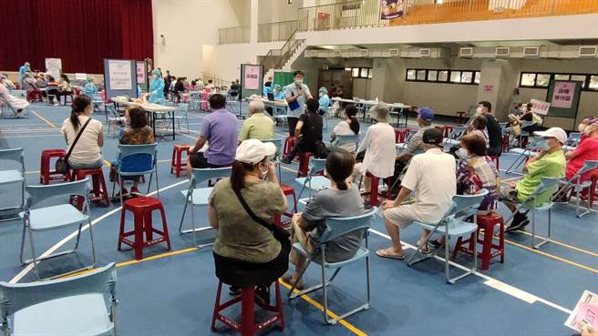 有名80岁的老翁，竟只身开着「三叉戟」玛莎拉蒂顶级豪车到慈文国中接种站打疫苗。(蔡依珍摄)