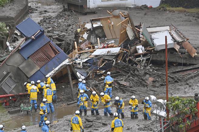 日本靜岡縣熱海市昨天上午發生土石流災情。(圖／美聯社)