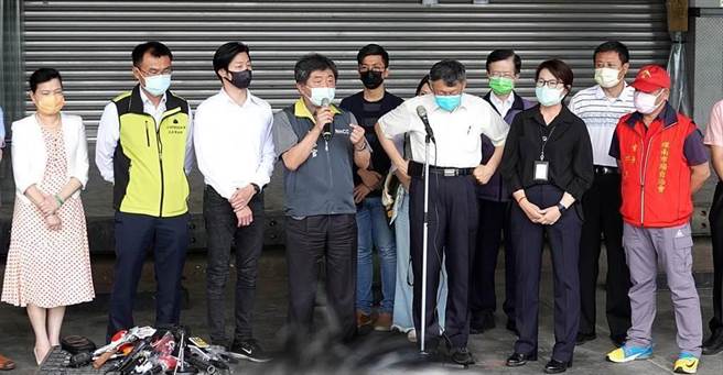 经济部长王美花（左起）、农委会主委陈吉仲、立委林昶佐、中央疫情指挥中心指挥官陈时中、台北市长柯文哲、副市长黄珊珊，右一为环南市场自治会长林胜东（姚志平摄）