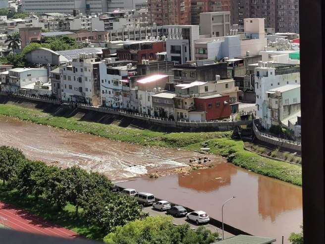 ▲桃園市蘆竹區3日有眼尖民眾發現南崁溪再次染黃，且比過往顏色更深，質疑環保局稽查工作未落實（蕭靈璽翻攝）