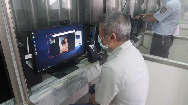拜科技所賜彰化監獄推出「LINE視訊接見」服務，有別於行動接見須由家屬申請，這項服務可由受刑人主動提交書面申請，經獄方審核通過就能安排家屬接見，只要有手機、平板就能隨時視訊。(彰監提供／吳建輝彰化傳真)