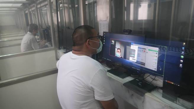 彰化監獄有傳統電話接見服務，但沒有影像，而行動接見雖有影像，但機組較少須排就久的隊。開放一周電話接見有329人、行動接見179人，LINE視訊則有68人。(彰監提供／吳建輝彰化傳真)