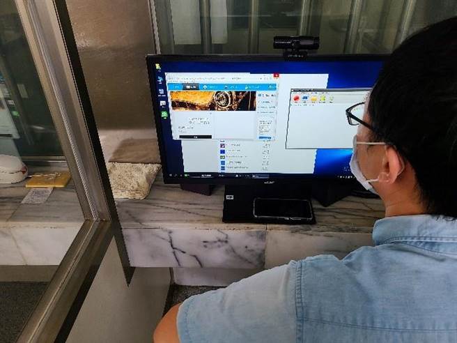 獄方人員同步在後台檢查使用情形。(彰監提供／吳建輝彰化傳真)