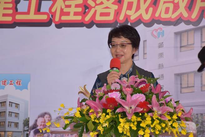 苗栗縣政府衛生局長張蕊仙被議員點名下台，結果事後再爆小叔打電話嗆綠營3名議員，被依恐嚇罪嫌移送法辦。