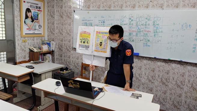 神岡分駐所透過補習班，實施線上犯罪預防宣導。（豐原警分局提供／陳淑娥台中傳真）