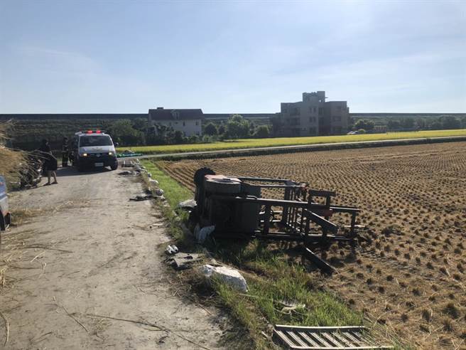 蔡姓男子與父親今天上午前往田中工作，他在操作堆高機時，疑未注意稻田與柏油路的高低落差，不慎打滑，以致堆高機翻覆壓在身上，送醫救治後不幸身亡。（警方提供／羅亦晽花蓮傳真）