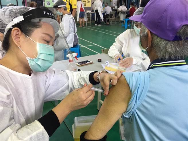 雲林縣施打莫德納疫苗，75歲以上長者返打潮踴躍，有8鄉鎮的接種率超過100％，圖為大埤鄉施打情形。（周麗蘭攝）