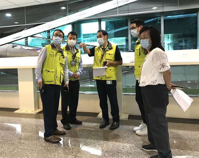 機場公司總經理但昭璧(右3)與副總經理洪玉芬(右1)現場指揮調度旅客疏運及後勤支援(桃機提供)