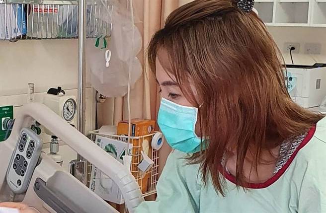 许圣梅悲痛送婆婆最后一程。(图／翻摄自脸书)