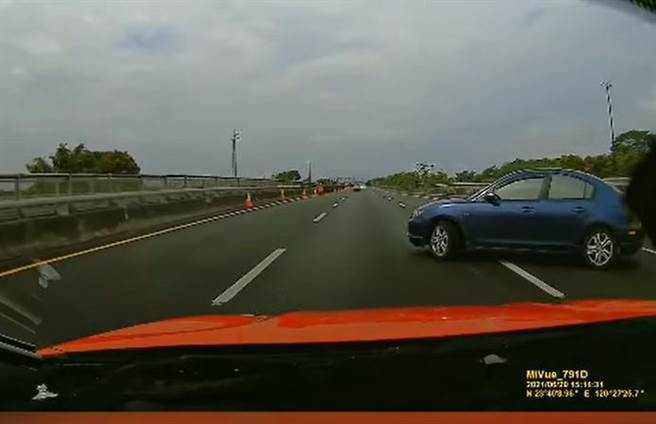 蓝车在国道上演「玩命关头」打横旋转1圈半。（截自YouTube影片）