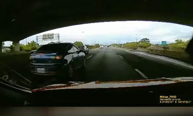 蓝车方向灯一打就切入中线，完全没在注意后方车辆。（截自YouTube影片）