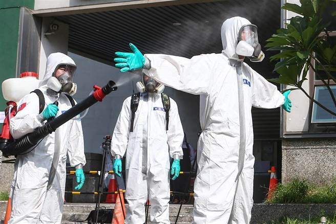 環南市場4日又再驗出三人確診，累積人數達到114例，國軍出動化學兵緊急對市場以及周邊進行消毒，結束消毒作業後化學兵也對彼此進行消毒。（鄧博仁攝）