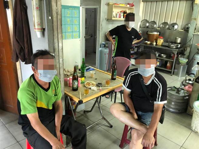 桃园大园3日下午1名员警发现小吃店有内用情形，虽江姓老板辩称只是朋友关系，但警方表示，因警戒期间餐厅均不得内用，仍移请卫生局裁处。（大园警分局提供／萧灵玺桃园传真）