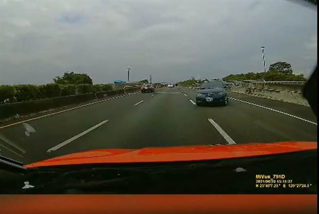 蓝车被喇叭声吓到打滑旋转。（截自YouTube影片）