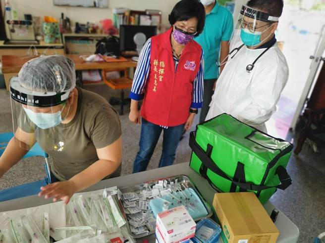 彰化县获中央拨发3万3600剂莫德纳疫苗，从2日开始为县内75岁至84岁长者施打，全县264个接种站同步，包括26家医院、151家诊所、27家卫生所、还有6处快打接种站及54社区据点接种站。（县府提供／吴建辉彰化传真）