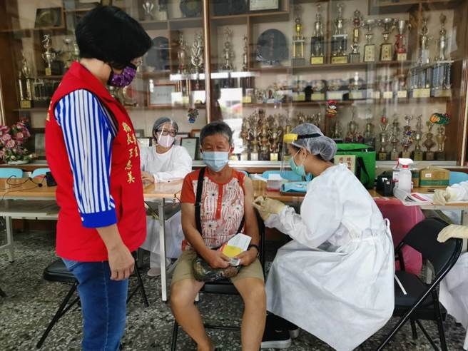  彰化县从７月２日开始为县内75岁至84岁长者施打莫德纳疫苗，从7月2日开始在全县264个接种站施打，预计在一周内办理514场次的接种。（县府提供／吴建辉彰化传真）