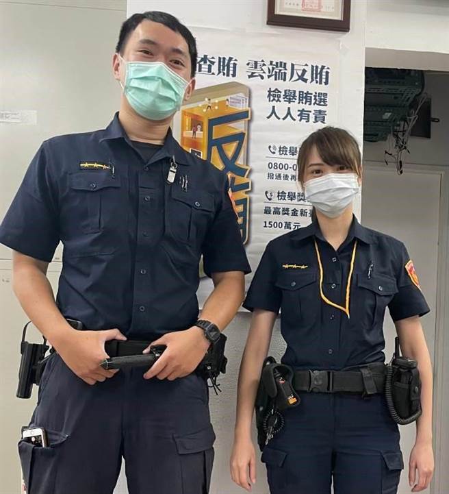 兴隆派出所员警吴旻谚（左）、朱俐瑄处理辛亥隧道车辆抛锚交通事故，立刻帮忙推车排除交通壅塞。（图/警方提供）