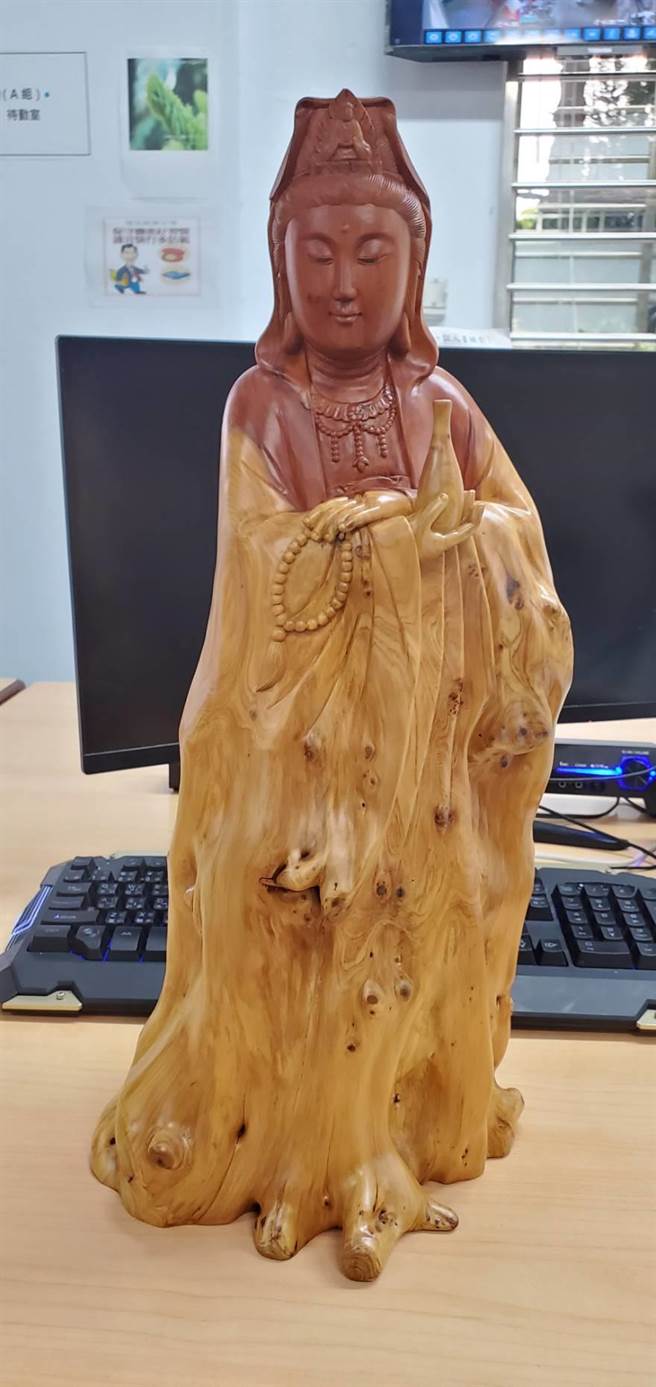 洪姓男子涉嫌在三义木雕街顺手牵羊偷走观音木雕。（苗栗警分局提供／谢明俊苗栗传真）