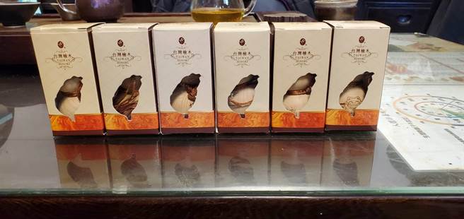 洪姓男子涉嫌在三义木雕街顺手牵羊偷走桧木精油。（苗栗警分局提供／谢明俊苗栗传真）