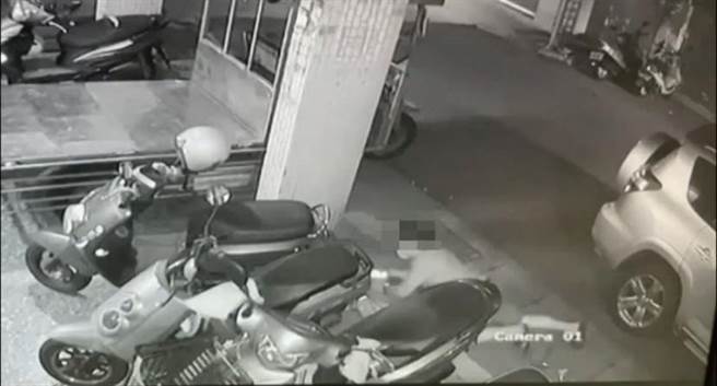 ▲31岁郭姓嫌犯见警上前询问即拔腿而逃，结果逃跑过程中向前扑摔2次，警方亦于200公尺内将郭嫌逮捕到案。（中坜警分局提供／萧灵玺桃园传真）