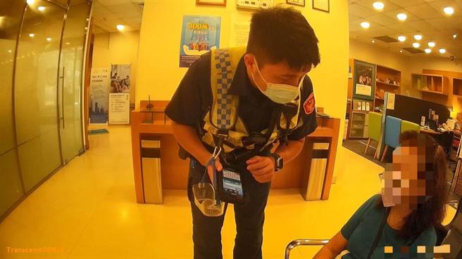 7旬傅姓妇人2日直奔银行称孙子急用钱，要解除定存把百万老本全领出，八德警耐心阻诈。(翻摄照片／蔡依珍桃园传真)
