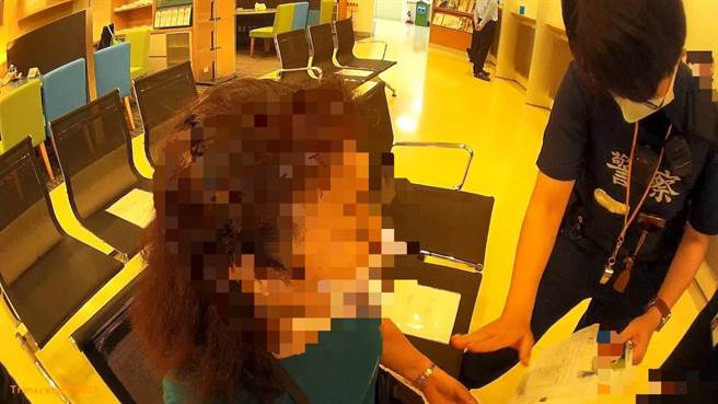 7旬傅姓妇人2日直奔银行称孙子急用钱，要解除定存把百万老本全领出，八德警耐心阻诈。(翻摄照片／蔡依珍桃园传真)