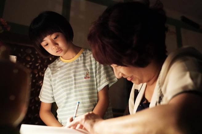 吴以涵饰演的小嘉玲与阿嬷杨丽音仍有许多精彩对手戏。（华视、CATCHPLAY提供）