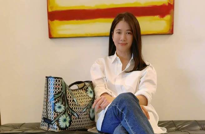 选美出身的袁咏仪，在1990年获得香港小姐军以及「最上镜小姐」奖。（图／取材自袁咏仪微博）