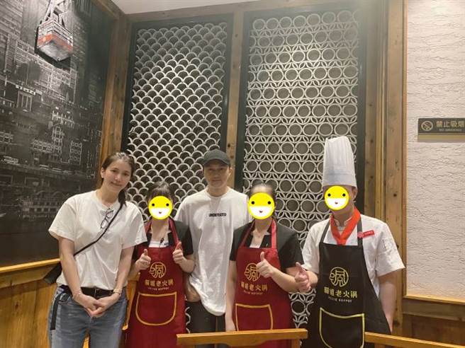 袁咏仪和张智霖亲民和火锅店员合照。（图／取材自佩姐老火锅微博）