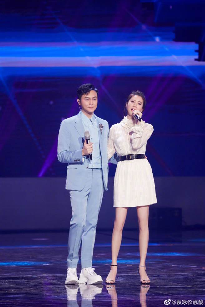 袁咏仪、张智霖是着名的模范夫妻檔。（图／取材自袁咏仪微博）